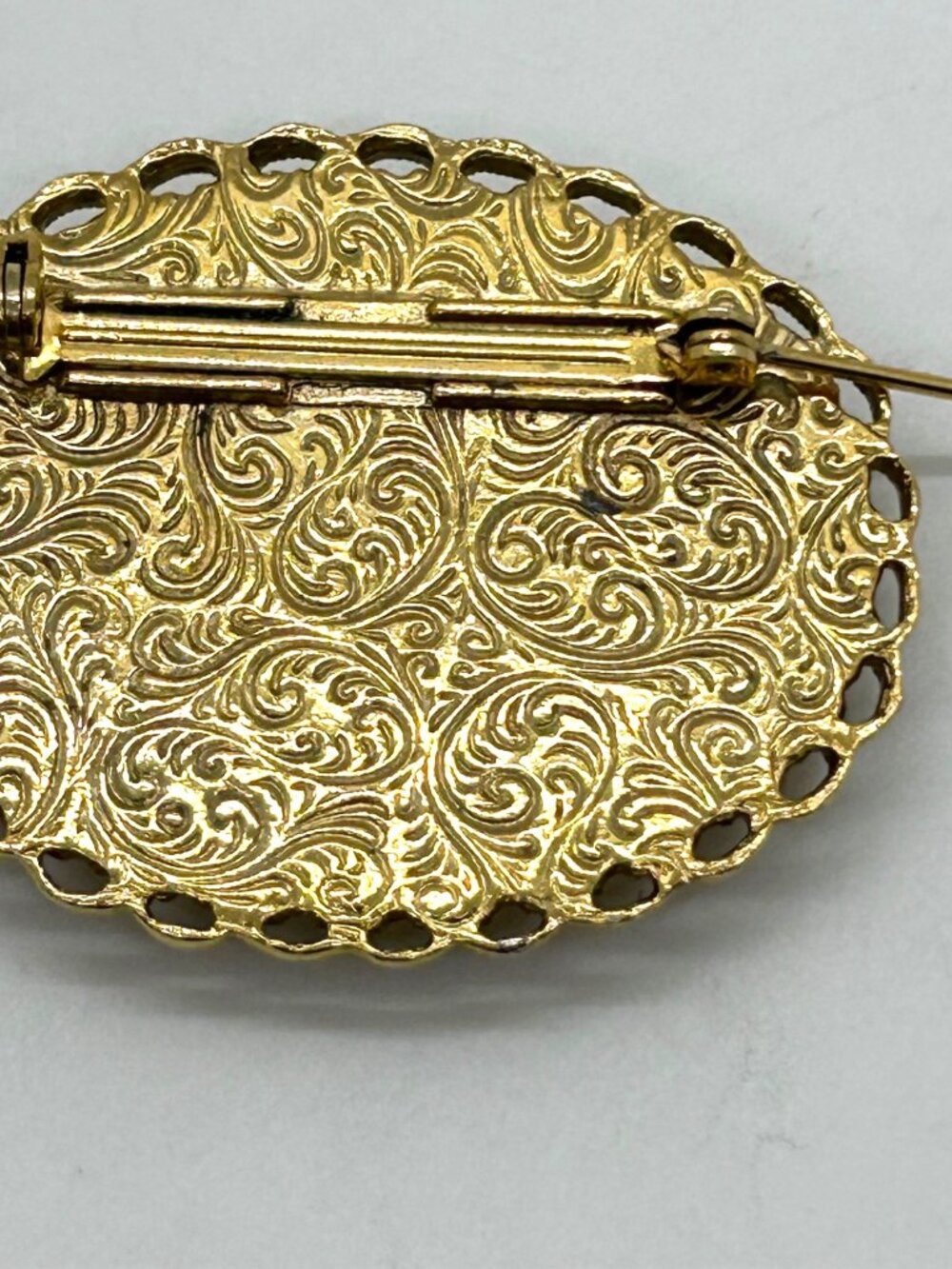 1928 Lotus Flower Brooch Oval Cameo Gold-Tone Filigree Frame Vintage Floral Desi - Picture 6 of 10